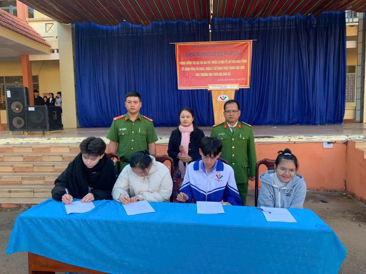 Công an xã Ea Răl tổ chức tuyên truyền giáo dục pháp luật tại Trường THPT Phan Chu Trinh.